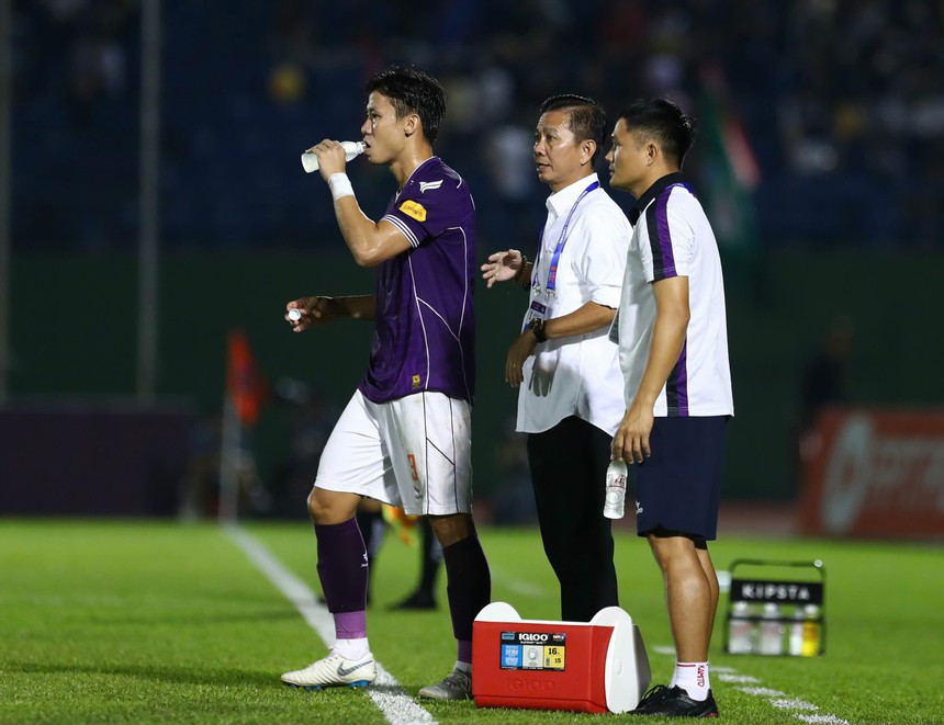 Tiến Linh khiến HLV Hoàng Anh Tuấn thở phào, HLV HAGL trách lỗi cá nhân - Ảnh 2.