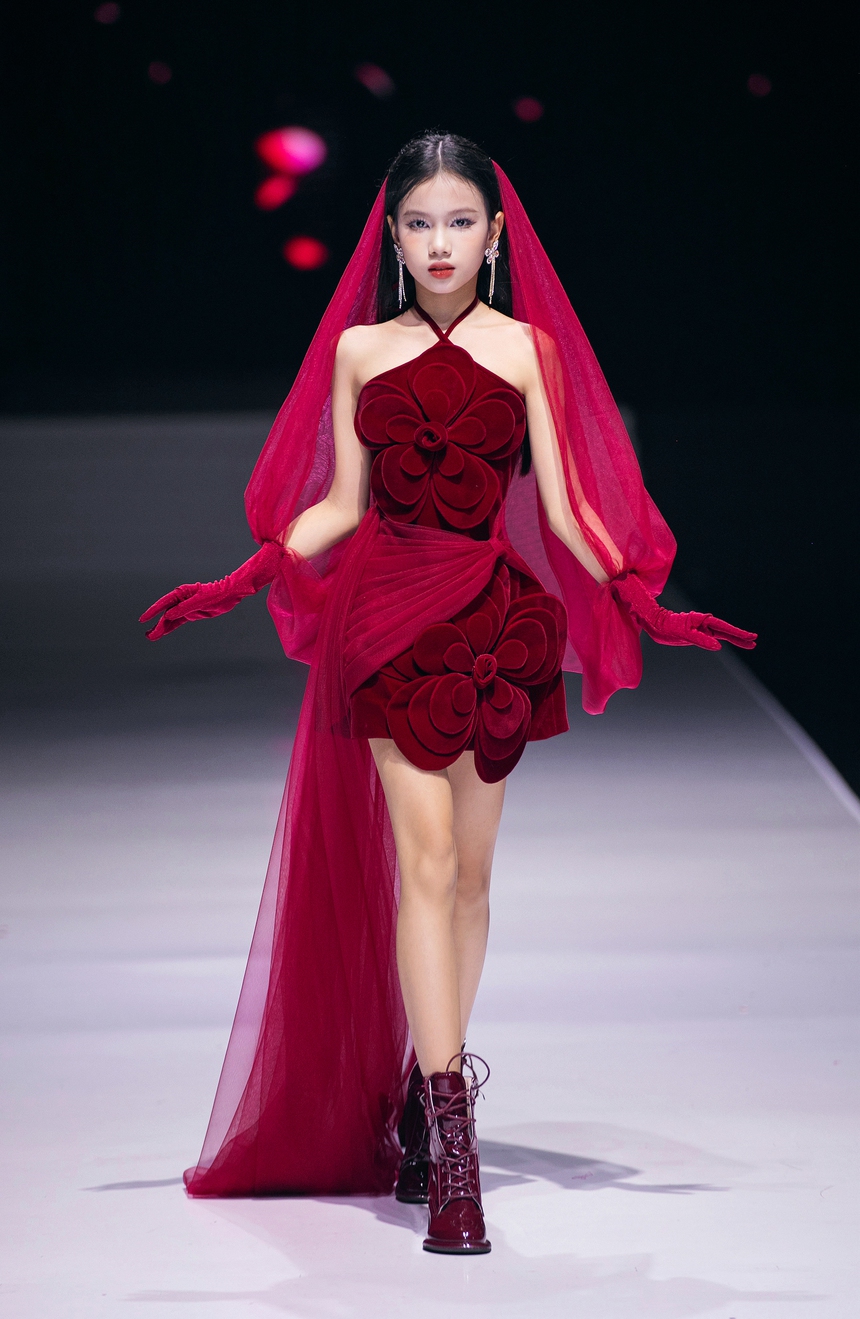 Mẫu nhí Thanh Trúc tự tin trình diễn trang phục 3D lấy cảm hứng từ hoa hồng - Ảnh 2. Mẫu nhí Thanh Trúc tự tin trình diễn trang phục 3D lấy cảm hứng từ hoa hồng - Ảnh 2.