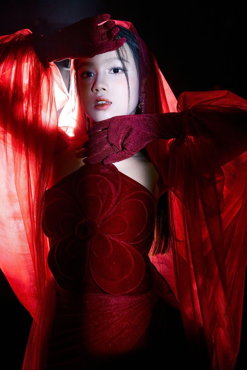 Mẫu nhí Thanh Trúc tự tin trình diễn trang phục 3D lấy cảm hứng từ hoa hồng - Ảnh 4. Mẫu nhí Thanh Trúc tự tin trình diễn trang phục 3D lấy cảm hứng từ hoa hồng - Ảnh 4.