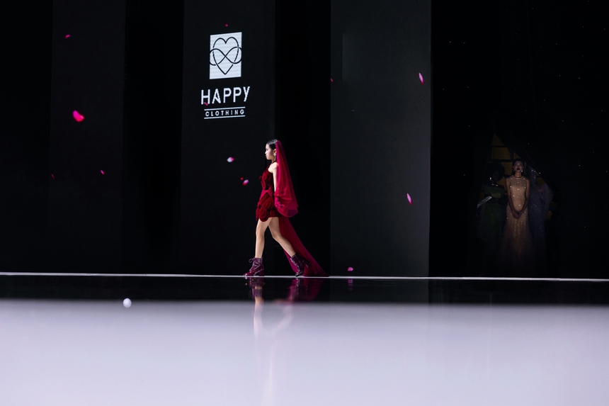 Mẫu nhí Thanh Trúc tự tin trình diễn trang phục 3D lấy cảm hứng từ hoa hồng - Ảnh 1. Mẫu nhí Thanh Trúc tự tin trình diễn trang phục 3D lấy cảm hứng từ hoa hồng - Ảnh 1.