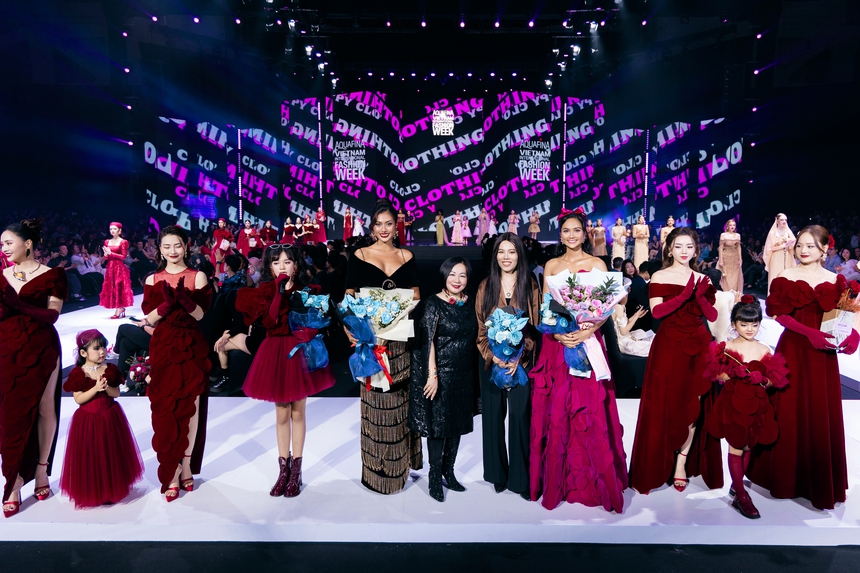 Mẫu nhí Thanh Trúc tự tin trình diễn trang phục 3D lấy cảm hứng từ hoa hồng - Ảnh 7. Mẫu nhí Thanh Trúc tự tin trình diễn trang phục 3D lấy cảm hứng từ hoa hồng - Ảnh 7.