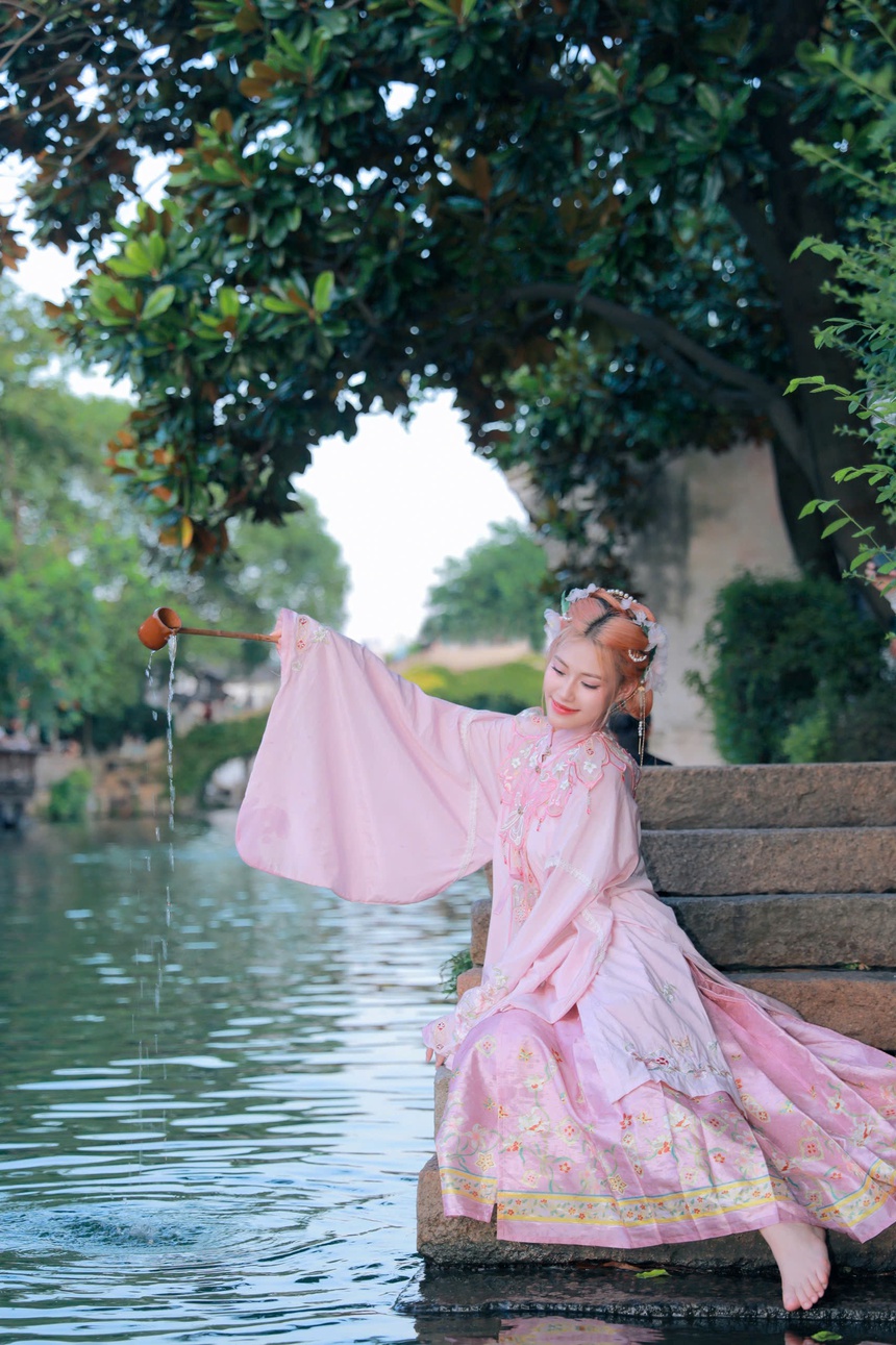 Profile nữ sinh Ngoại thương Hoàng Châu Anh thi Hoa hậu Di sản Áo dài Việt Nam 2024 - Ảnh 5. Profile nữ sinh Ngoại thương Hoàng Châu Anh thi Hoa hậu Di sản Áo dài Việt Nam 2024 - Ảnh 5.