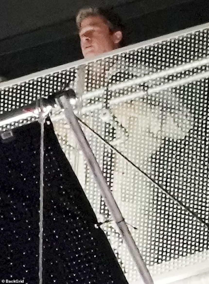 Brad Pitt khoe cơ bụng săn chắc trong bộ vest trắng khi quay "F1" ở Las Vegas - Ảnh 1.