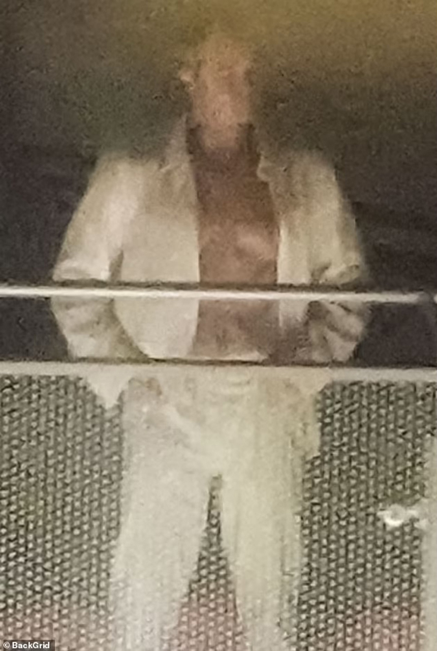 Brad Pitt khoe cơ bụng săn chắc trong bộ vest trắng khi quay "F1" ở Las Vegas - Ảnh 2.