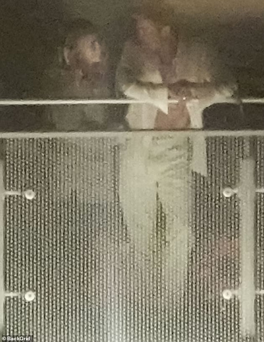 Brad Pitt khoe cơ bụng săn chắc trong bộ vest trắng khi quay "F1" ở Las Vegas - Ảnh 3.