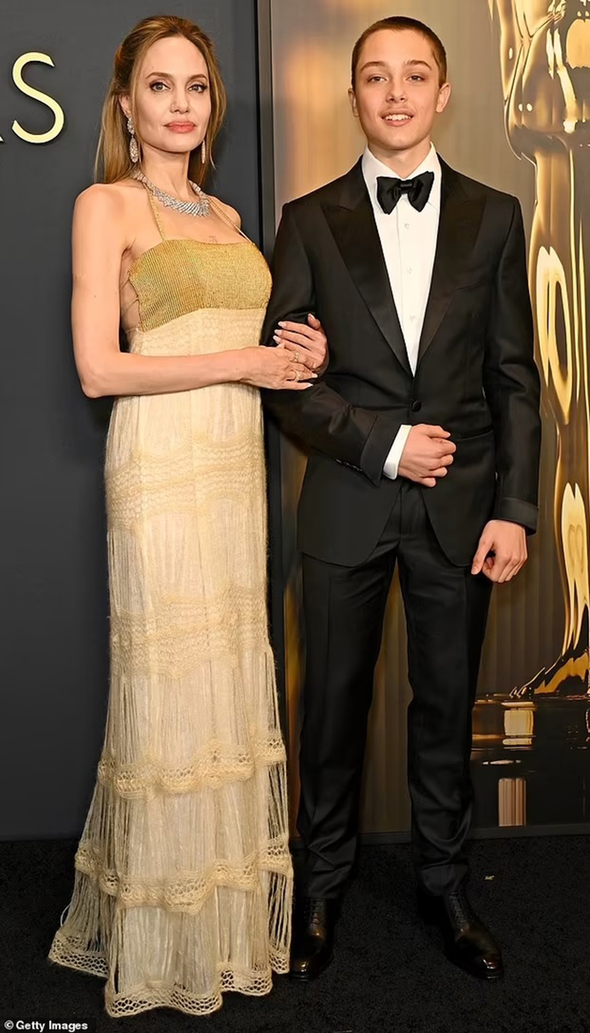 Brad Pitt khoe cơ bụng săn chắc trong bộ vest trắng khi quay "F1" ở Las Vegas - Ảnh 7.