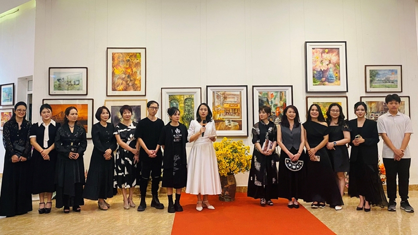 Hà Nội đầy sắc màu qua loạt tranh trưng bày tại triển lãm "Tôi vẽ Hà Nội" - Ảnh 1. Hà Nội đầy sắc màu qua loạt tranh trưng bày tại triển lãm "Tôi vẽ Hà Nội" - Ảnh 1.