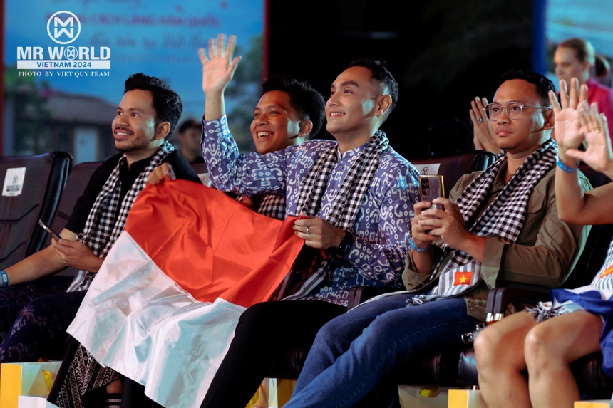 Giám đốc quốc gia Mr World Vietnam Phạm Kim Dung quảng bá khăn rằn ra thế giới - Ảnh 2. Giám đốc quốc gia Mr World Vietnam Phạm Kim Dung quảng bá khăn rằn ra thế giới - Ảnh 2.