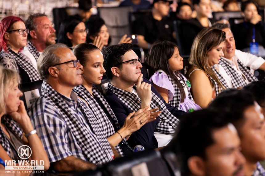 Giám đốc quốc gia Mr World Vietnam Phạm Kim Dung quảng bá khăn rằn ra thế giới - Ảnh 3. Giám đốc quốc gia Mr World Vietnam Phạm Kim Dung quảng bá khăn rằn ra thế giới - Ảnh 3.