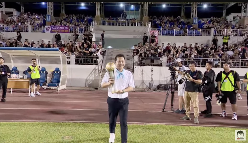 Mixi Cup 2024 của "Ronal Độ" gây sốt, người hâm mộ cứ ngỡ như đang xem V-League - Ảnh 3. Mixi Cup 2024 của "Ronal Độ" gây sốt, người hâm mộ cứ ngỡ như đang xem V-League - Ảnh 3.