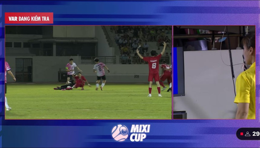 Mixi Cup 2024 của "Ronal Độ" gây sốt, người hâm mộ cứ ngỡ như đang xem V-League - Ảnh 6. Mixi Cup 2024 của "Ronal Độ" gây sốt, người hâm mộ cứ ngỡ như đang xem V-League - Ảnh 6.