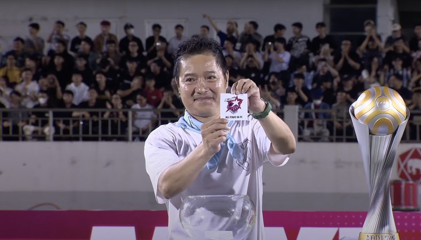 Mixi Cup 2024 của "Ronal Độ" gây sốt, người hâm mộ cứ ngỡ như đang xem V-League - Ảnh 4. Mixi Cup 2024 của "Ronal Độ" gây sốt, người hâm mộ cứ ngỡ như đang xem V-League - Ảnh 4.