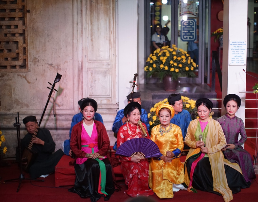 Đêm diễn 'Chuyện nhạc phố cổ' mừng Ngày Di sản - Ảnh 5. Đêm diễn 'Chuyện nhạc phố cổ' mừng Ngày Di sản - Ảnh 5.