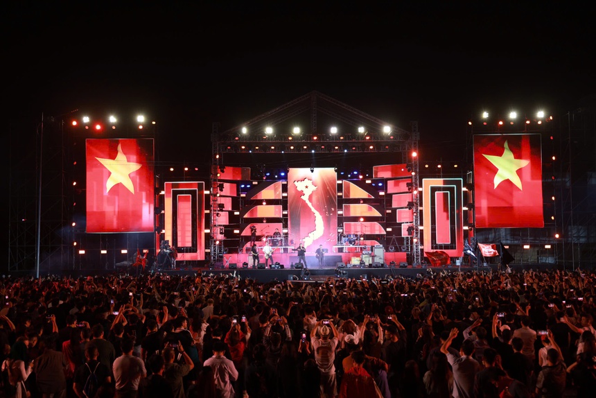 Hà Nội Rock cuồng nhiệt và xúc động với hàng vạn khán giả Thủ đô - Ảnh 1. Hà Nội Rock cuồng nhiệt và xúc động với hàng vạn khán giả Thủ đô - Ảnh 1.