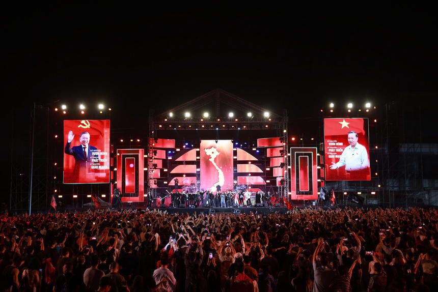 Hà Nội Rock cuồng nhiệt và xúc động với hàng vạn khán giả Thủ đô - Ảnh 2. Hà Nội Rock cuồng nhiệt và xúc động với hàng vạn khán giả Thủ đô - Ảnh 2.