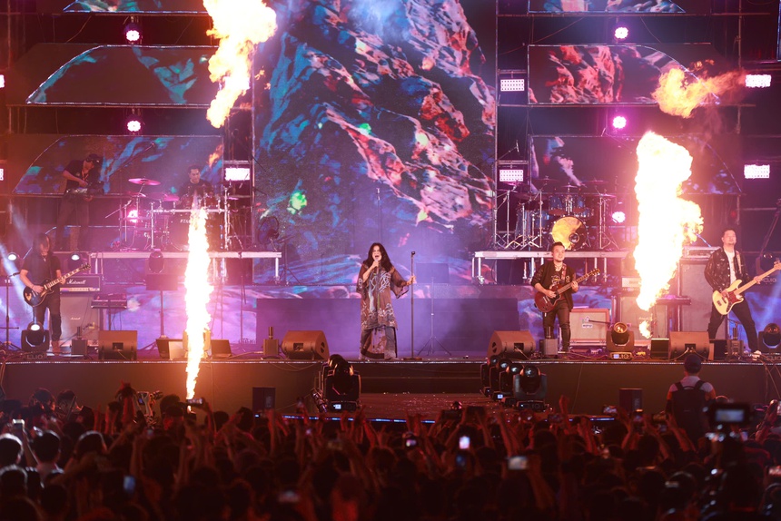 Hà Nội Rock cuồng nhiệt và xúc động với hàng vạn khán giả Thủ đô - Ảnh 5. Hà Nội Rock cuồng nhiệt và xúc động với hàng vạn khán giả Thủ đô - Ảnh 5.