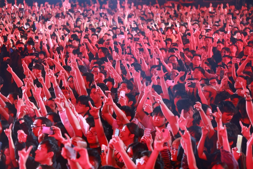 Hà Nội Rock cuồng nhiệt và xúc động với hàng vạn khán giả Thủ đô - Ảnh 7. Hà Nội Rock cuồng nhiệt và xúc động với hàng vạn khán giả Thủ đô - Ảnh 7.