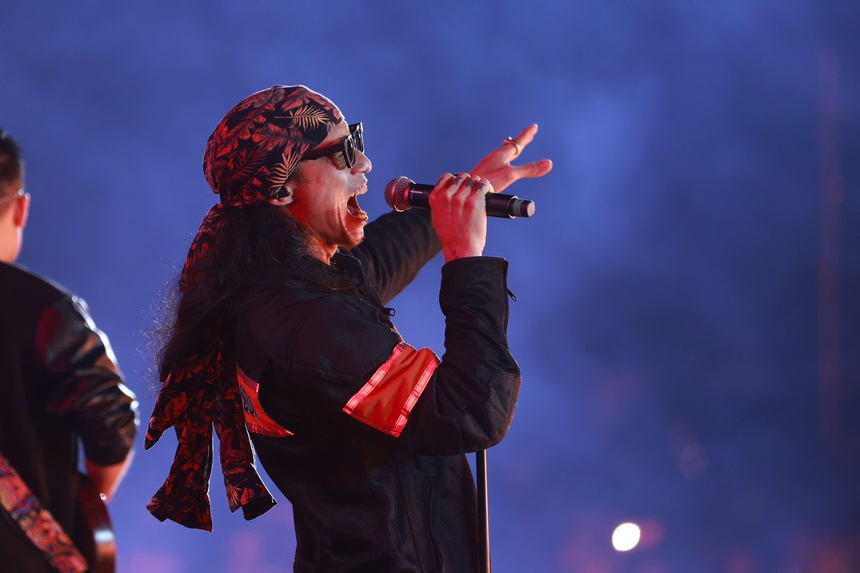 Hà Nội Rock cuồng nhiệt và xúc động với hàng vạn khán giả Thủ đô - Ảnh 6. Hà Nội Rock cuồng nhiệt và xúc động với hàng vạn khán giả Thủ đô - Ảnh 6.