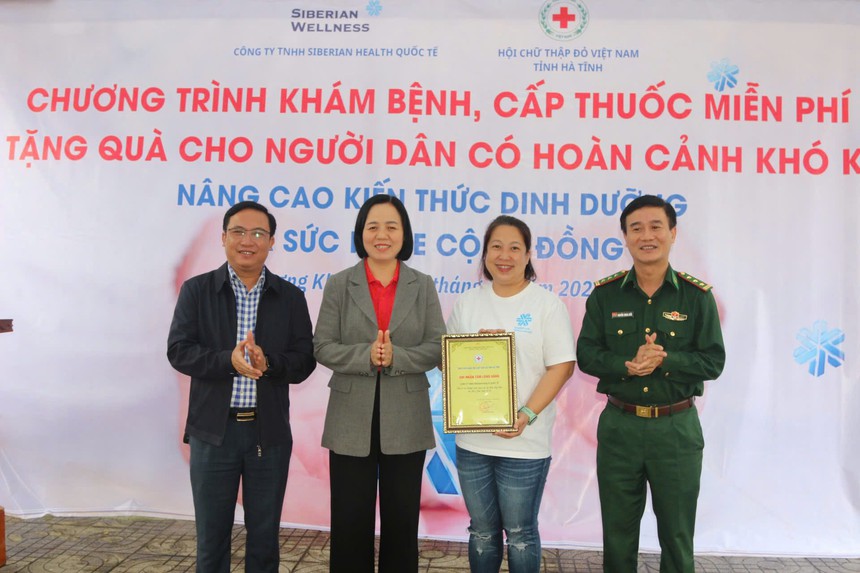 Chương trình khám bệnh miễn phí, tặng quà và truyền thông nâng cao sức khoẻ tại Hà Tĩnh - Ảnh 2. Chương trình khám bệnh miễn phí, tặng quà và truyền thông nâng cao sức khoẻ tại Hà Tĩnh - Ảnh 2.