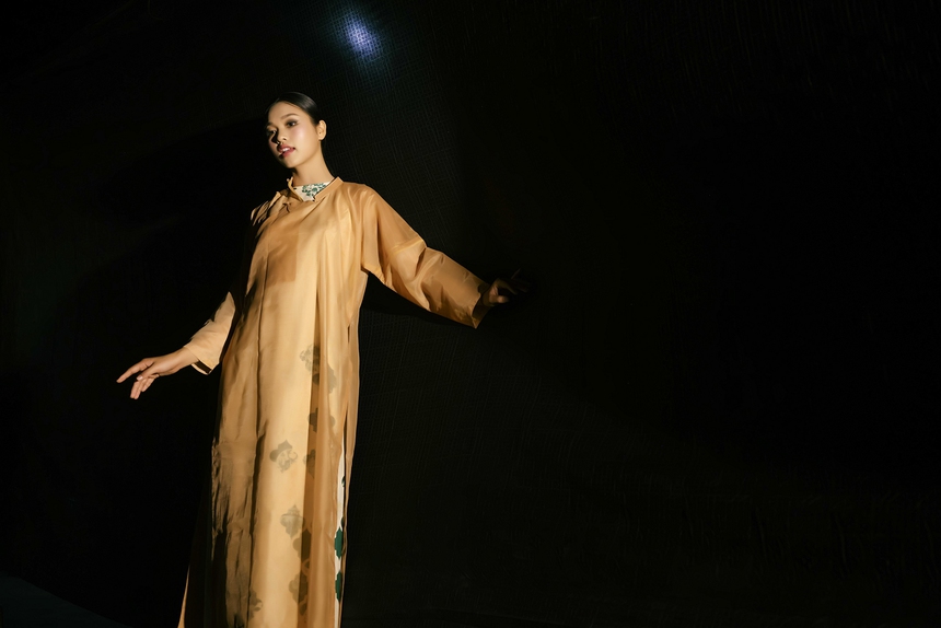 NTK Cao Minh Tiến và Chế Quyết Tiến hợp tác ra mắt BST "Mầm lam" - Ảnh 4. NTK Cao Minh Tiến và Chế Quyết Tiến hợp tác ra mắt BST "Mầm lam" - Ảnh 4.