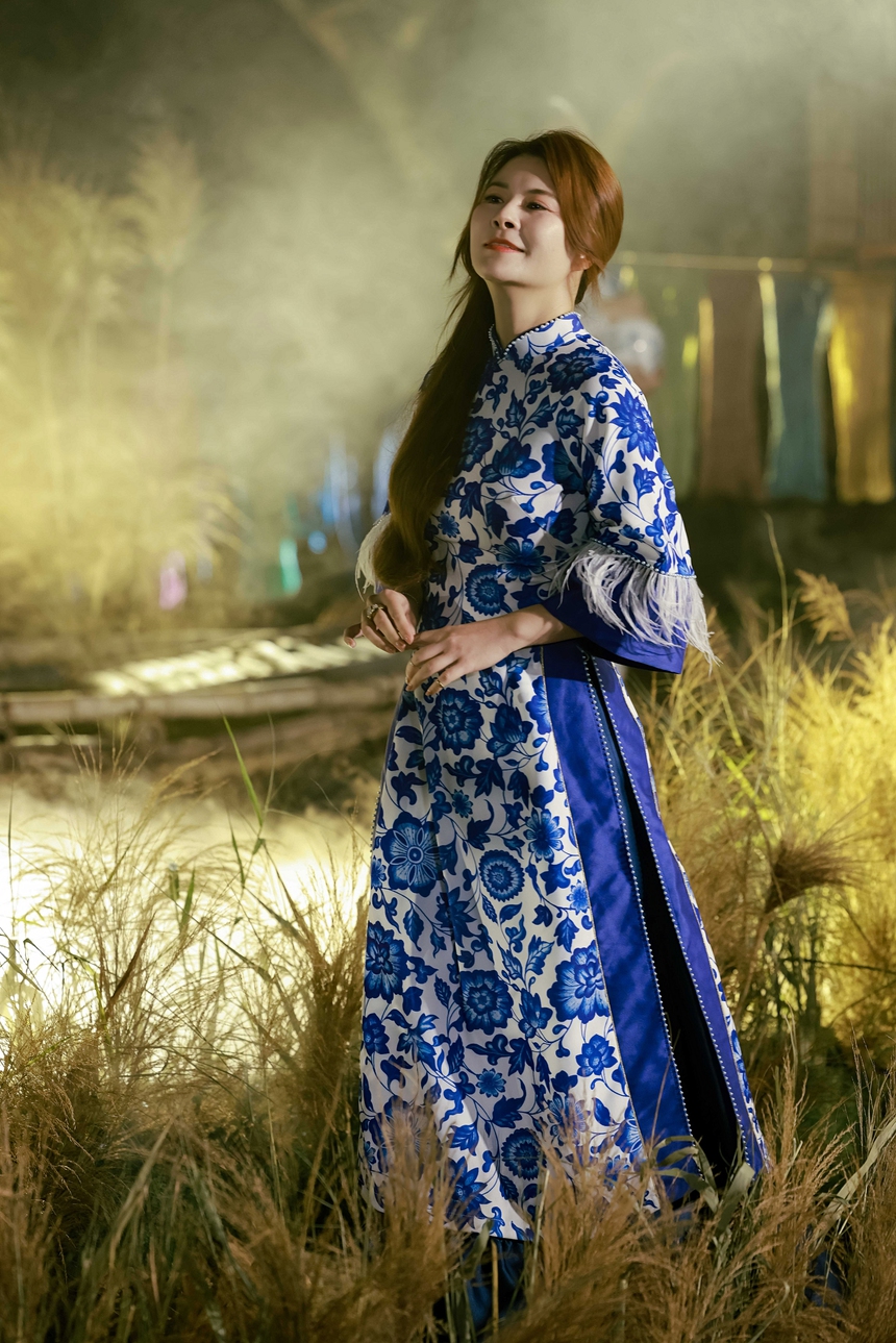 NTK Cao Minh Tiến và Chế Quyết Tiến hợp tác ra mắt BST "Mầm lam" - Ảnh 8. NTK Cao Minh Tiến và Chế Quyết Tiến hợp tác ra mắt BST "Mầm lam" - Ảnh 8.