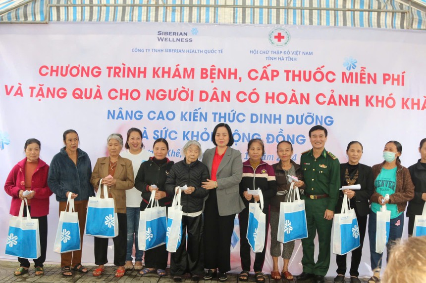 Chương trình khám bệnh miễn phí, tặng quà và truyền thông nâng cao sức khoẻ tại Hà Tĩnh - Ảnh 1. Chương trình khám bệnh miễn phí, tặng quà và truyền thông nâng cao sức khoẻ tại Hà Tĩnh - Ảnh 1.
