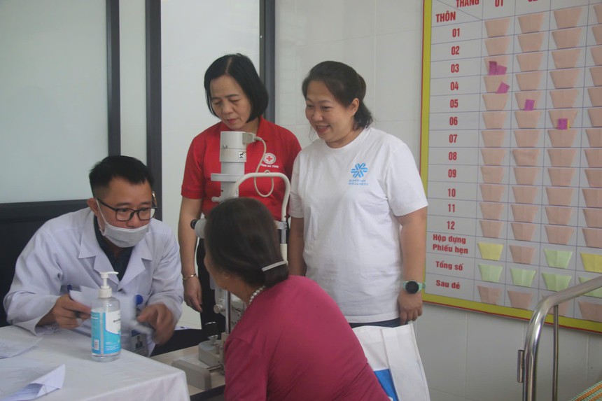 Chương trình khám bệnh miễn phí, tặng quà và truyền thông nâng cao sức khoẻ tại Hà Tĩnh - Ảnh 5. Chương trình khám bệnh miễn phí, tặng quà và truyền thông nâng cao sức khoẻ tại Hà Tĩnh - Ảnh 5.
