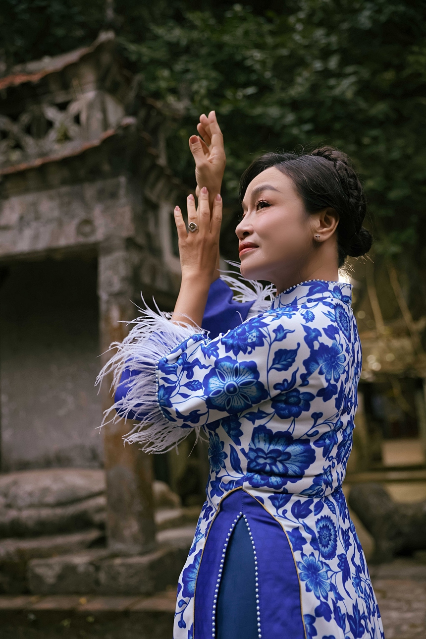 NTK Cao Minh Tiến và Chế Quyết Tiến hợp tác ra mắt BST "Mầm lam" - Ảnh 2. NTK Cao Minh Tiến và Chế Quyết Tiến hợp tác ra mắt BST "Mầm lam" - Ảnh 2.