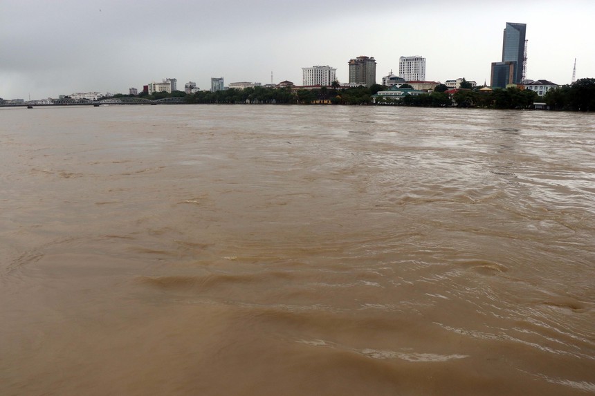 Học sinh Thừa Thiên - Huế nghỉ học để tránh lũ - Ảnh 1.