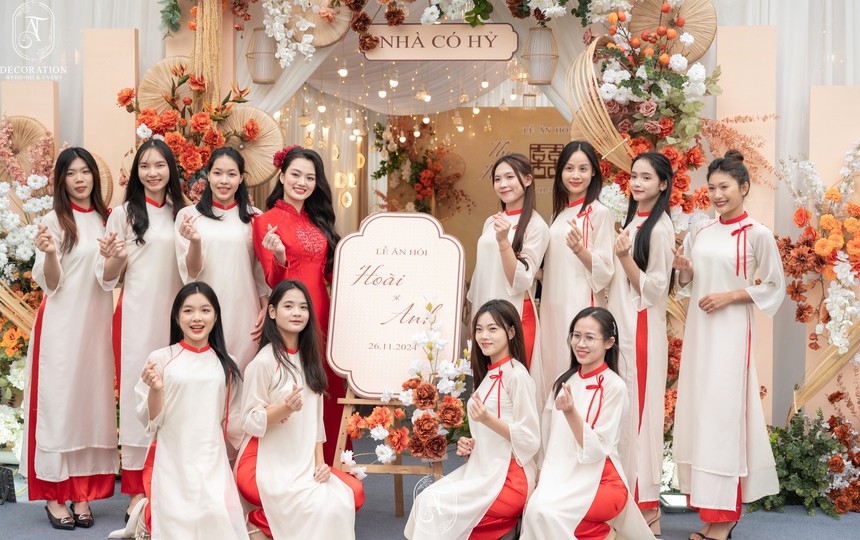 Cây chuyền hai tài sắc vẹn toàn của bóng chuyền Việt Nam đẹp rạng rỡ trong ngày ăn hỏi - Ảnh 2. Cây chuyền hai tài sắc vẹn toàn của bóng chuyền Việt Nam đẹp rạng rỡ trong ngày ăn hỏi - Ảnh 2.