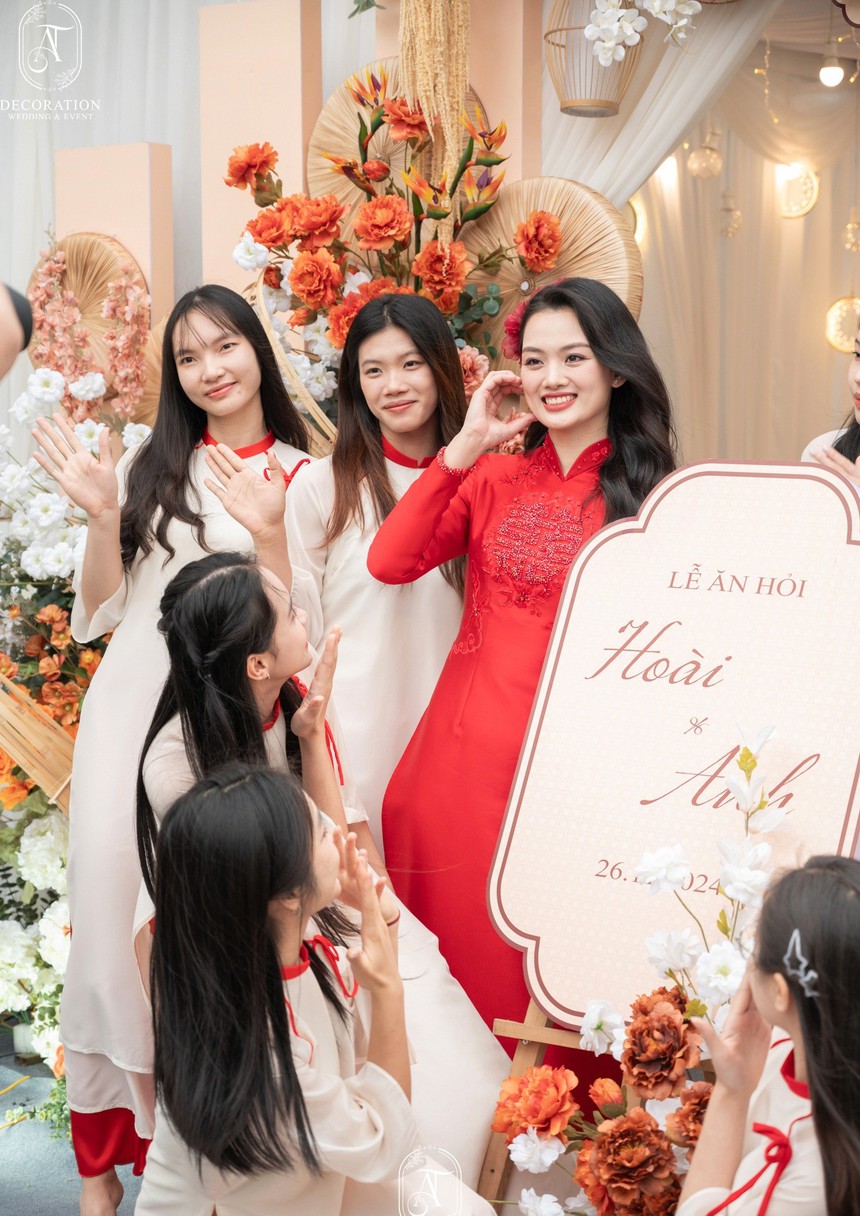 Cây chuyền hai tài sắc vẹn toàn của bóng chuyền Việt Nam đẹp rạng rỡ trong ngày ăn hỏi - Ảnh 4. Cây chuyền hai tài sắc vẹn toàn của bóng chuyền Việt Nam đẹp rạng rỡ trong ngày ăn hỏi - Ảnh 4.