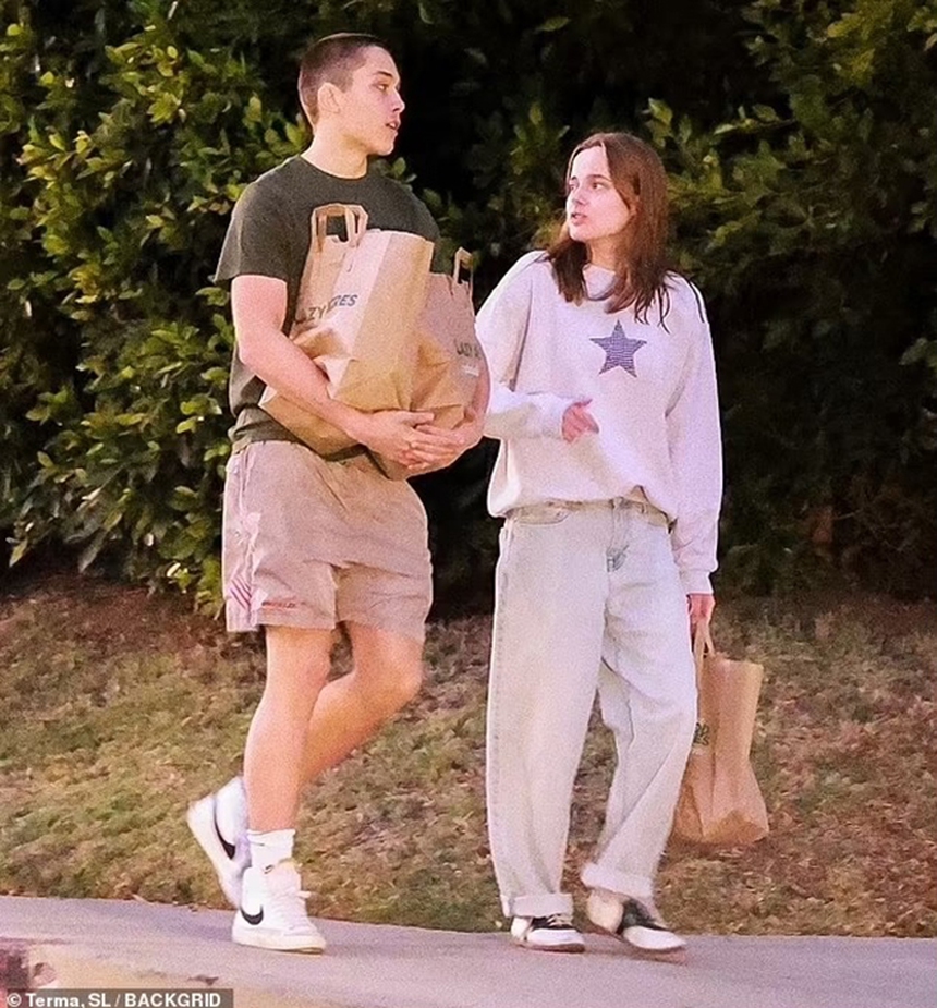 Cặp song sinh 16 tuổi trông giống hệt cha mẹ Brad Pitt và Angelina Jolie trong chuyến đi chơi ở LA - Ảnh 4.