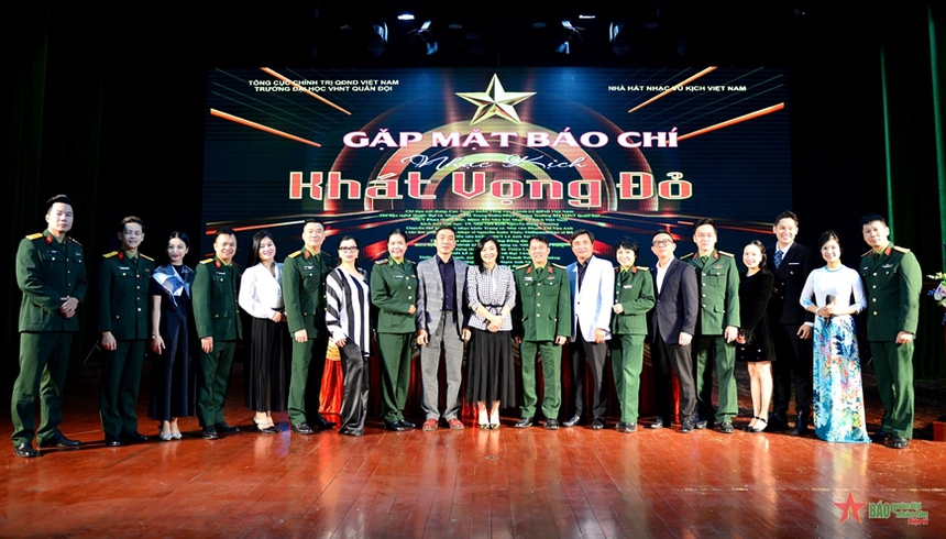 Nhạc kịch "Khát vọng đỏ": Khắc họa hình ảnh Bộ đội Cụ Hồ giữa thời bình - Ảnh 1.