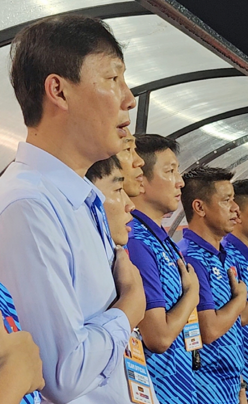 HLV Kim Sang Sik tiết lộ tự học Quốc ca Việt Nam qua YouTube, muốn noi gương thầy Park - Ảnh 1. HLV Kim Sang Sik tiết lộ tự học Quốc ca Việt Nam qua YouTube, muốn noi gương thầy Park - Ảnh 1.