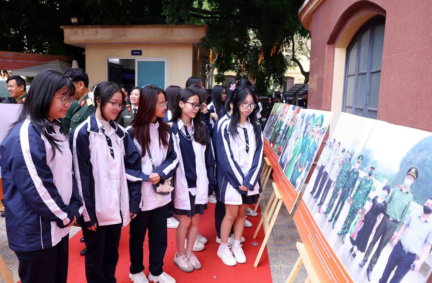 Triển lãm ảnh tuyên truyền pháp luật vì bình đẳng giới - Ảnh 7. Triển lãm ảnh tuyên truyền pháp luật vì bình đẳng giới - Ảnh 7.