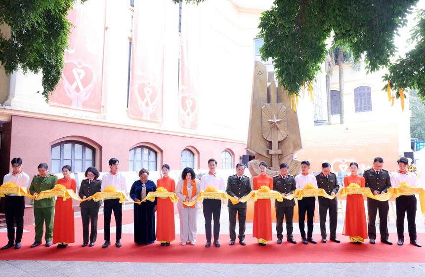 Triển lãm ảnh tuyên truyền pháp luật vì bình đẳng giới - Ảnh 1. Triển lãm ảnh tuyên truyền pháp luật vì bình đẳng giới - Ảnh 1.