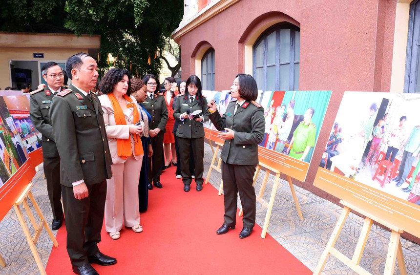 Triển lãm ảnh tuyên truyền pháp luật vì bình đẳng giới - Ảnh 5. Triển lãm ảnh tuyên truyền pháp luật vì bình đẳng giới - Ảnh 5.