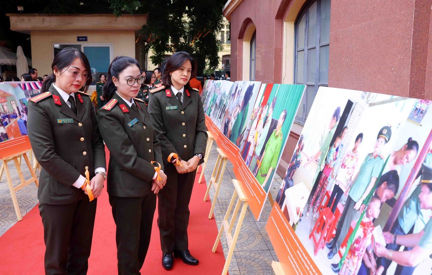 Triển lãm ảnh tuyên truyền pháp luật vì bình đẳng giới - Ảnh 6. Triển lãm ảnh tuyên truyền pháp luật vì bình đẳng giới - Ảnh 6.