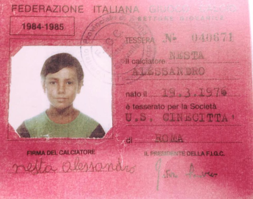 Huyền thoại Nesta phần 1: Cậu bé nhút nhát trở thành hậu vệ kiểu mới của bóng đá Ý và ông bố thà chết không để con khoác áo Roma - Ảnh 2. Huyền thoại Nesta phần 1: Cậu bé nhút nhát trở thành hậu vệ kiểu mới của bóng đá Ý và ông bố thà chết không để con khoác áo Roma - Ảnh 2.