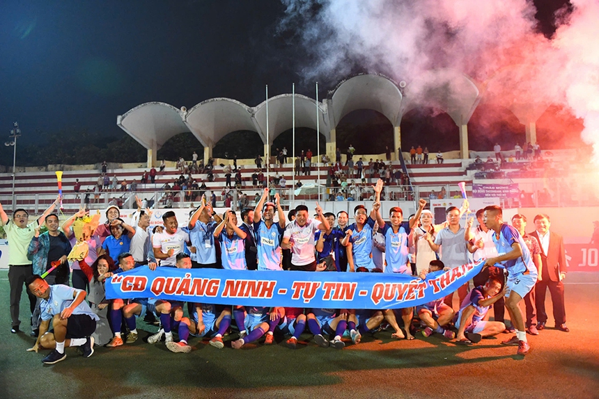 Công đoàn Quảng Ninh vô địch giải bóng đá công nhân, viên chức Việt Nam 2024 - Ảnh 2. Công đoàn Quảng Ninh vô địch giải bóng đá công nhân, viên chức Việt Nam 2024 - Ảnh 2.