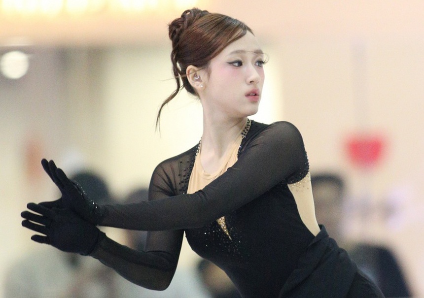 'Thiên thần' Linh Chi gây sốt với nhan sắc trong trẻo tại giải vô địch trẻ trượt băng quốc gia 2024 - Ảnh 2. 'Thiên thần' Linh Chi gây sốt với nhan sắc trong trẻo tại giải vô địch trẻ trượt băng quốc gia 2024 - Ảnh 2.