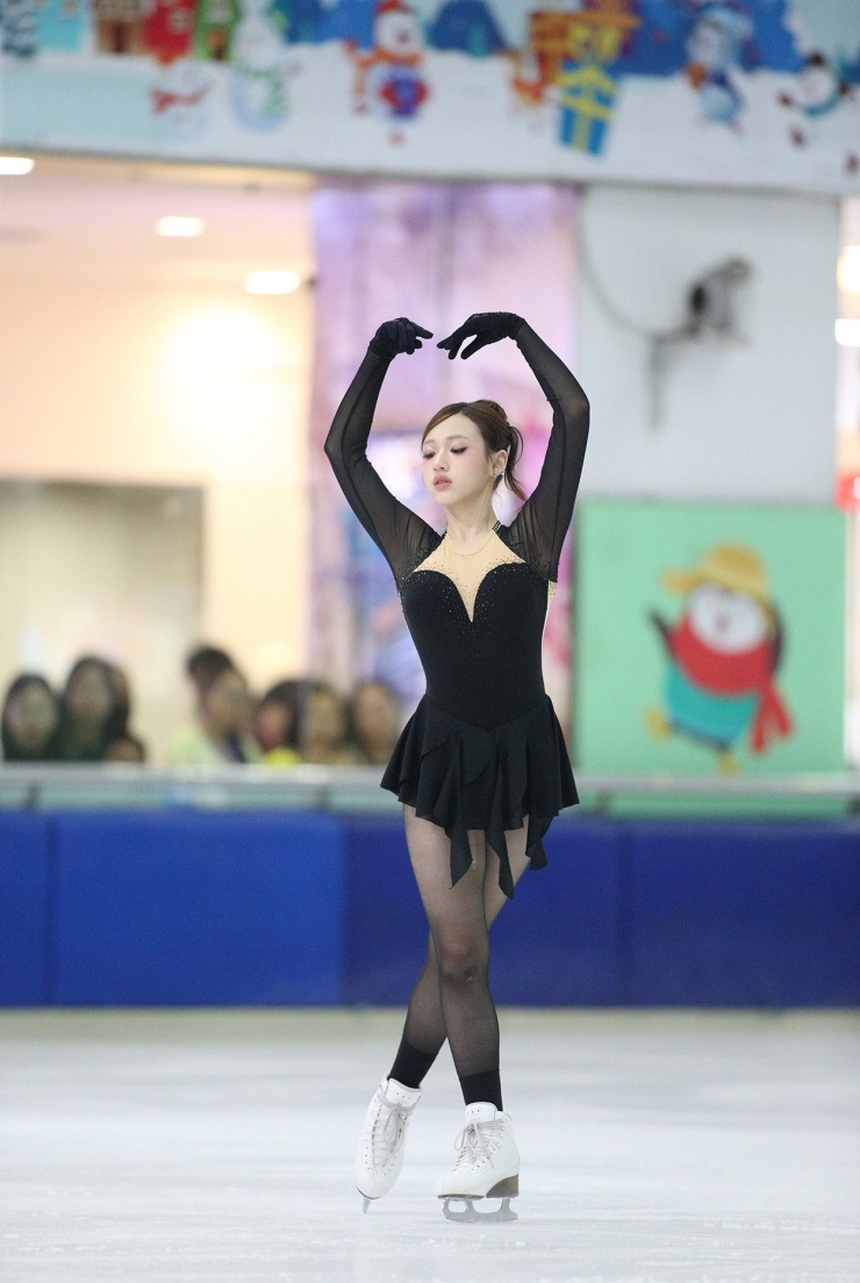 'Thiên thần' Linh Chi gây sốt với nhan sắc trong trẻo tại giải vô địch trẻ trượt băng quốc gia 2024 - Ảnh 3. 'Thiên thần' Linh Chi gây sốt với nhan sắc trong trẻo tại giải vô địch trẻ trượt băng quốc gia 2024 - Ảnh 3.