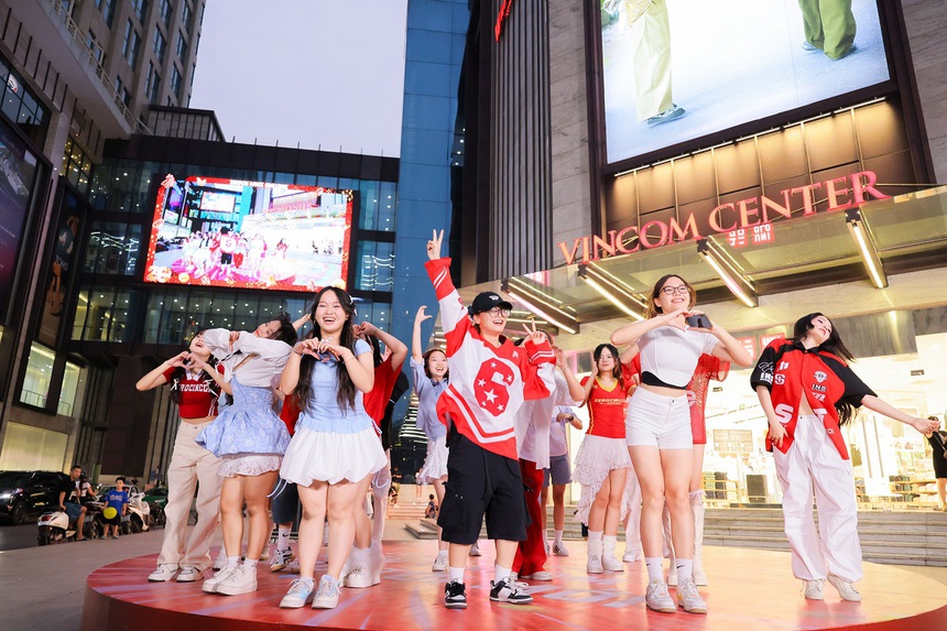 Sinh nhật Vincom 20 năm khai màn mùa lễ hội rực rỡ nhất trong năm - Ảnh 2. Sinh nhật Vincom 20 năm khai màn mùa lễ hội rực rỡ nhất trong năm - Ảnh 2.