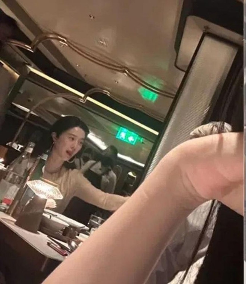 Những bức ảnh mới của Phạm Băng Băng làm dấy lên nghi vấn dàn dựng chụp ảnh để tăng sự hiện diện online - Ảnh 1. Những bức ảnh mới của Phạm Băng Băng làm dấy lên nghi vấn dàn dựng chụp ảnh để tăng sự hiện diện online - Ảnh 1.