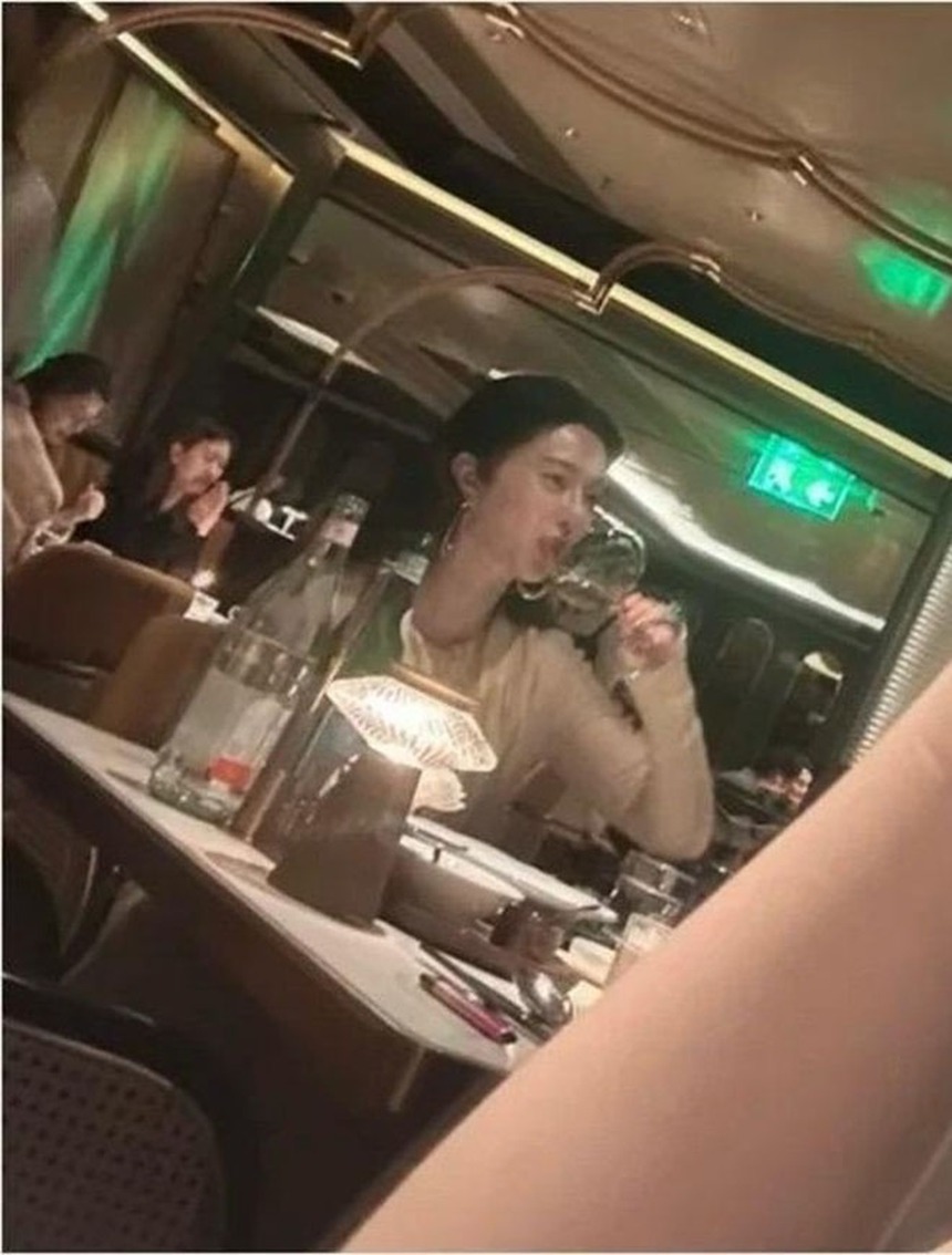 Những bức ảnh mới của Phạm Băng Băng làm dấy lên nghi vấn dàn dựng chụp ảnh để tăng sự hiện diện online - Ảnh 2. Những bức ảnh mới của Phạm Băng Băng làm dấy lên nghi vấn dàn dựng chụp ảnh để tăng sự hiện diện online - Ảnh 2.