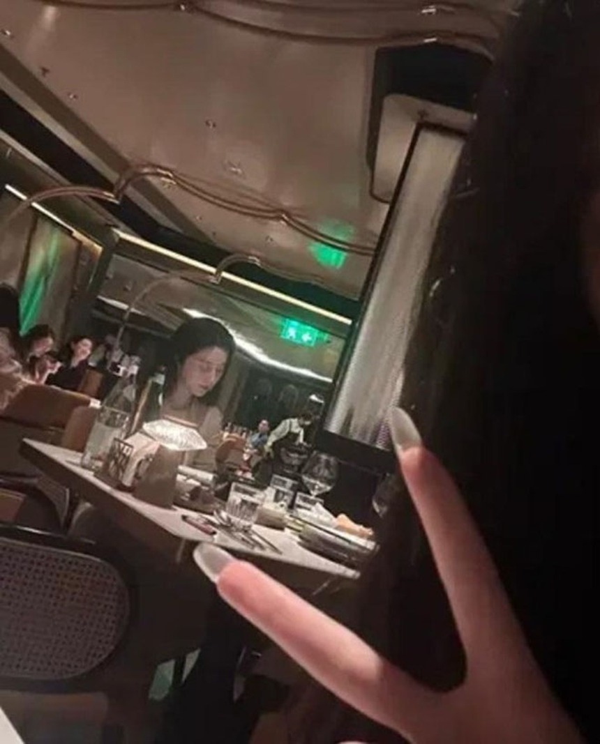 Những bức ảnh mới của Phạm Băng Băng làm dấy lên nghi vấn dàn dựng chụp ảnh để tăng sự hiện diện online - Ảnh 4. Những bức ảnh mới của Phạm Băng Băng làm dấy lên nghi vấn dàn dựng chụp ảnh để tăng sự hiện diện online - Ảnh 4.