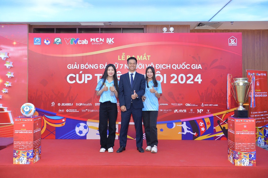 Ngắm Thanh Nhã duyên dáng bên Hoàng Thị Loan trong ngày đi dự sự kiện đặc biệt dành cho bóng đá nữ Việt Nam - Ảnh 1.