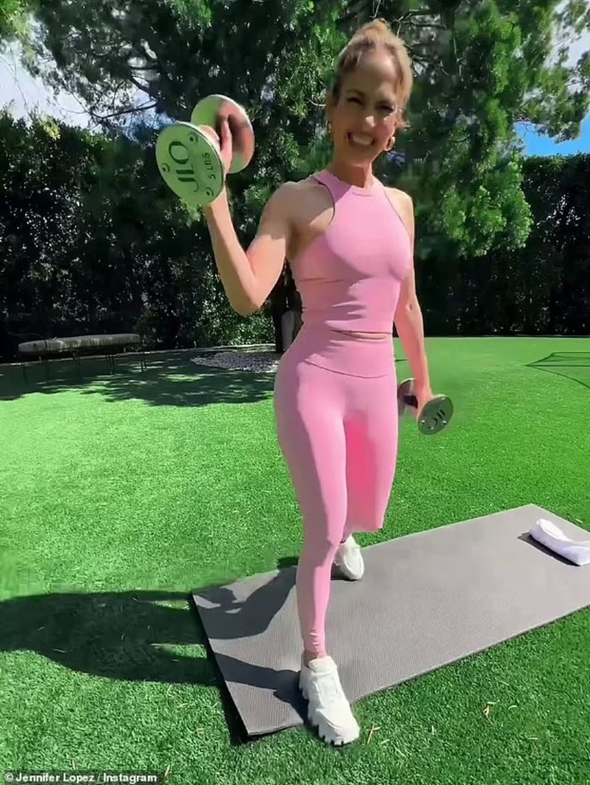 Jennifer Lopez "tự chăm sóc" sau năm căng thẳng giữa cuộc ly hôn với Ben Affleck và lùm xùm với Diddy - Ảnh 3. Jennifer Lopez "tự chăm sóc" sau năm căng thẳng giữa cuộc ly hôn với Ben Affleck và lùm xùm với Diddy - Ảnh 3.
