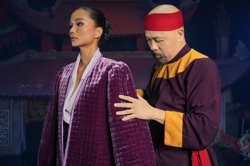 H'Hen Niê khoe chân dài 1,13m với áo chần bông của NTK Đức Hùng - Ảnh 1. H'Hen Niê khoe chân dài 1,13m với áo chần bông của NTK Đức Hùng - Ảnh 1.