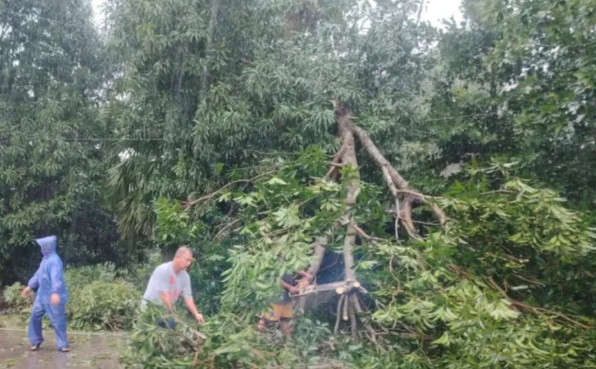 Philippines khắc phục hậu quả của bão Yinxing - Ảnh 1.